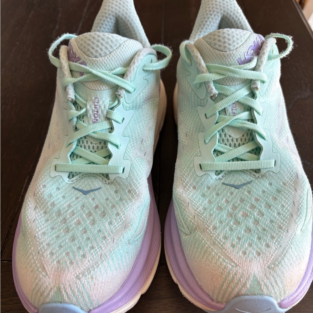 Hoka Women's Clifton 9 size 9.5 WIDE
